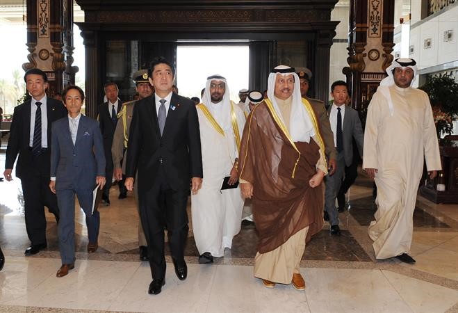 سمو رئيس الوزراء الشيخ جابر المبارك خلال لقائه شينزو ابي