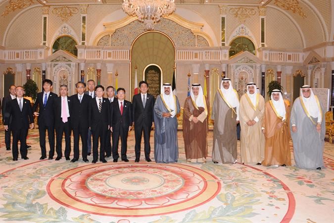سمو نائب الامير وولي العهد الشيخ نواف الاحمد خلال لقائه شينزو ابي رئيس وزراء اليابان والوفد المرافق له بحضور سمو رئيس الوزراء الشيخ جابر المبارك والشيخ صباح الخالد وفيصل الحجي