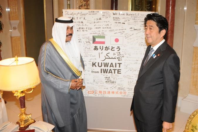 سمو نائب الامير خلال استقباله رئيس الوزراء الياباني