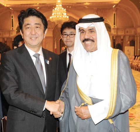 سمو نائب الامير وولي العهد الشيخ نواف الاحمد خلال استقباله رئيس وزراء اليابان شينزو ابي