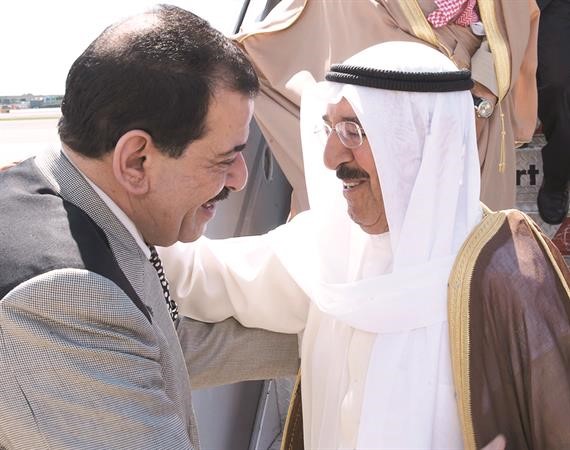 صاحب السمو الامير الشيخ صباح الاحمد مصافحا الشيخ احمد الحمود