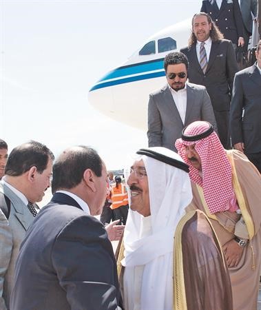 الشيخ مبارك جابر الاحمد مرحبا بصاحب السمو ويبدو الشيخ مشعل الاحمد