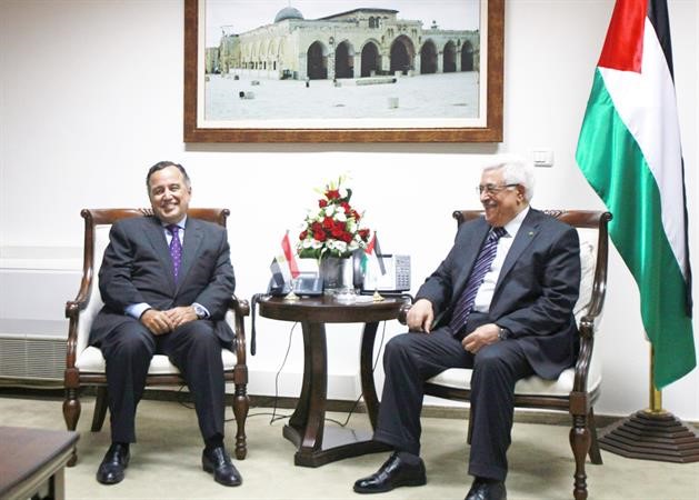 الرئيس الفلسطيني محمود عباس مستقبلا وزير الخارجية المصري نبيل فهمي في رام الله امس افپ 