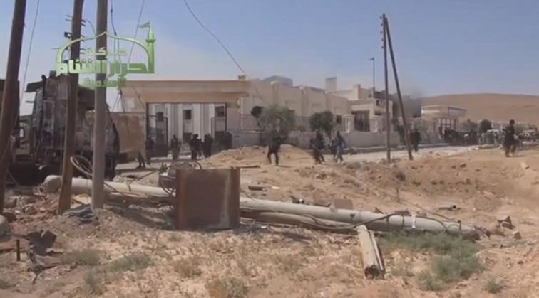 صورة بثها ناشطون لمقاتلي الجيش الحر بعد دخولهم بلدة خناصر الاستراتيجية في ريف حلب