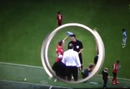 بالفيديو..لاعب "يمازح" حكماً بسكب "زجاجة مياه" على رأسه