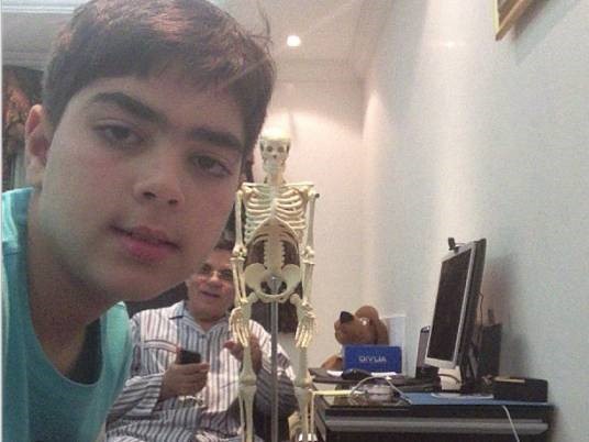 بالفيديو.. الرئيس التونسي السابق يظهر بالبيجاما مع نجله