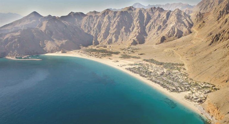 منظر جوي للمنتجع والجبال التي تحيط به﻿