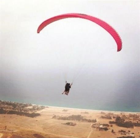 الزميل موسى ابوطفرة لحظة القفز بالمظلة من الجبل﻿