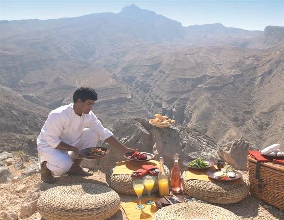 تناول الطعام على قمة احد الجبال المحيطة بمنتجع سكسنسز زيغي باي﻿