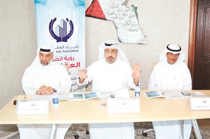 توفيق الجراح متوسطا عبداللطيف العبدالرزاق واحمد الدويهيس خلال المؤتمر الصحافي 	سعود سالم﻿