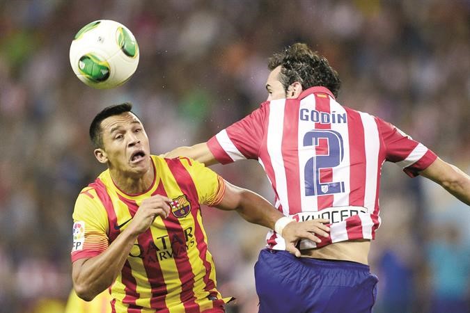 المواجهة ستتجدد اليوم بين مهاجم برشلونة اليكسيس سانشيز ومدافع اتلتيكو مدريد دييغو غودوين افپ