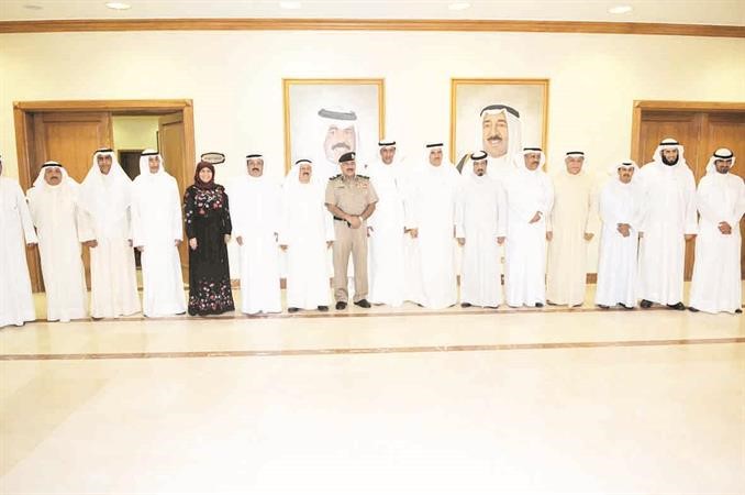 الشيخ سلمان الحمود وفيصل الجزاف يتوسطان اعضاء مجلس ادارة الهيئة 	سعود سالم﻿