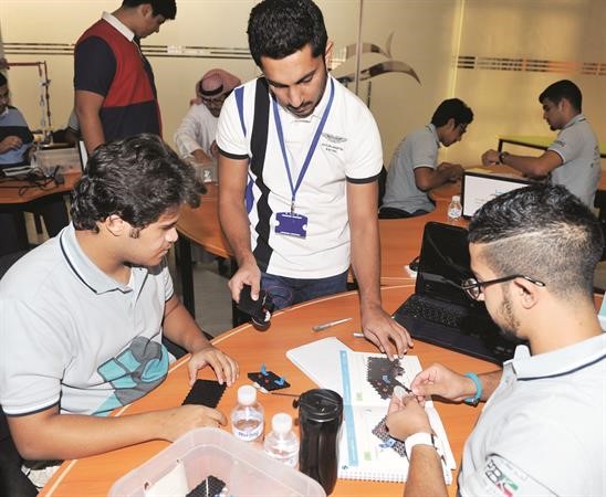 بعض المتدربين خلال عمل الروبوت﻿