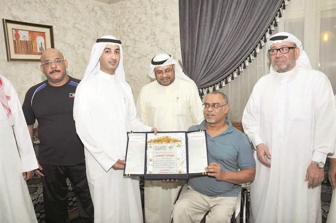 درع تكريمية لبدر العازمي من ديوان المعاقين محمد خلوصي