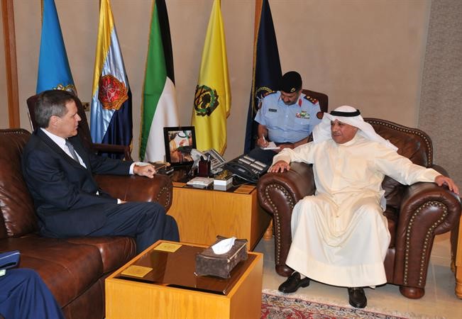 الشيخ خالد الجراح مستقبلا السفير ماثيو تولر