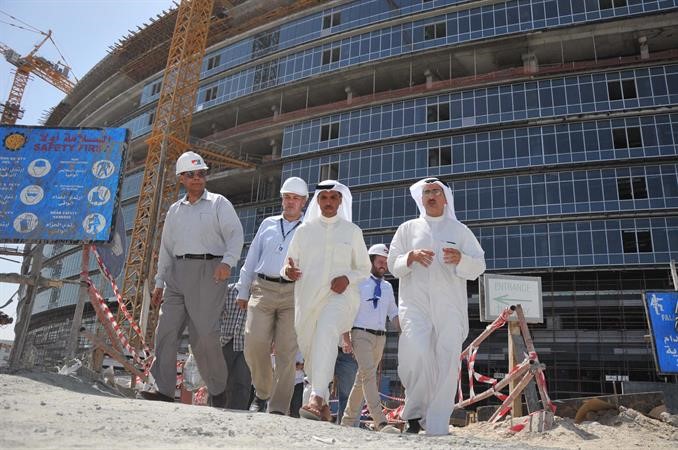 م عبدالعزيز الابراهيم خلال جولته في مبنى وزارة التربية 