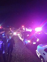 احد رجال الامن يشهر سلاحا ناريا للتاكيد على جدية حملة الجهراء﻿