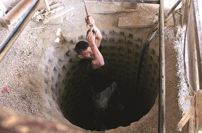 عامل انفاق فلسطيني ينزل على حبل الى احد الانفاق على الحدود بين غزة ومصر امس افپ