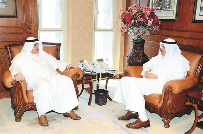 الشيخ سلمان الحمود مستقبلا السفير منذر العيسى ﻿