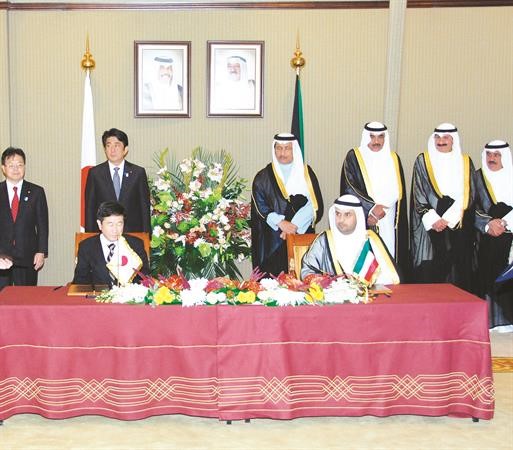 سمو الشيخ جابر المبارك وشينزو ابي يشهدان توقيع اتفاقية التعاون في البحث العلمي والتي وقعها دنايف الحجرف وتوشيهيرو توشيجيهارا﻿