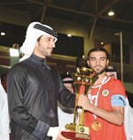 الشيخ ناصر بن حمد يسلم كاس البطولة الى كابتن البحرين