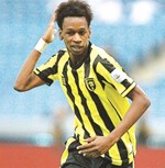 لاعب الاتحاد مختار فلاتة يحتفل باهدافه في مرمى الشباب