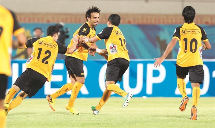 صالح الشيخ افتتح اهداف القادسية ويشارك اللاعبين الفرحة الازرقكوم