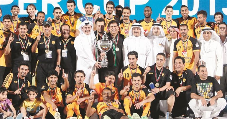 الرئيس التنفيذي لشركة فيفا سلمان البدران يسلم القادسية كاس السوبر 