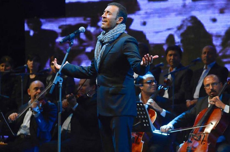 شال كاظم الساهر الرمادي يشغل جمهوره