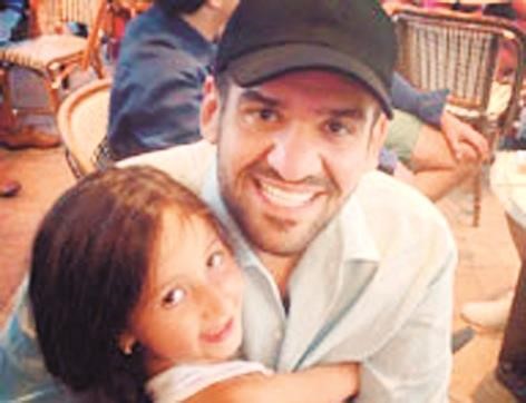 حسين الجسمي مع طفلة في عيد ميلاده﻿