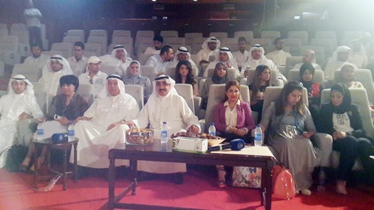 لقطة جماعية للحضور يتقدمهم وكيل الاذاعة يوسف مصطفى وديعقوب الغنيم ﻿