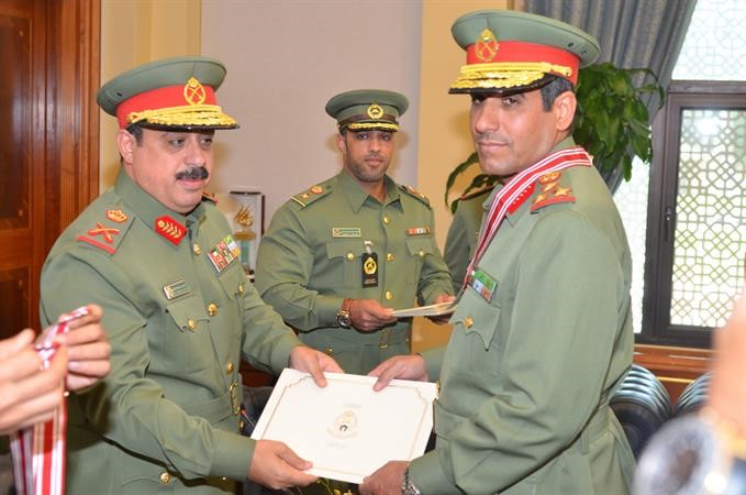 اللواء الركن مهاشم الرفاعي يقلد احد العمداء وسام الدفاع الوطني﻿