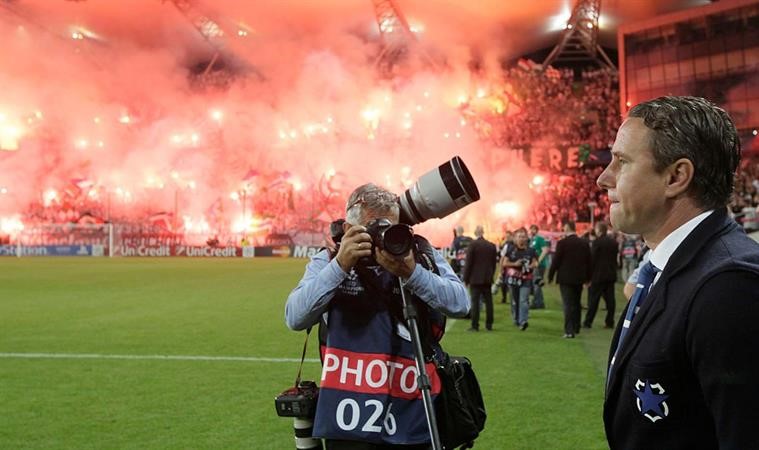 مدرب فريق ليجيا وارسو الپولندي متحسرا على الخروج رغم احتفال جماهيرهم بالنتيجة والاداء اپ
