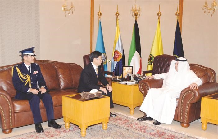 الشيخ خالد الجراح مستقبلا السفير الياباني﻿