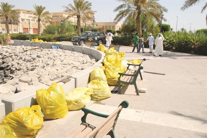 جانب من المخلفات التي تمت ازالتها من النقعة