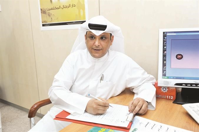عبدالعزيز التويجري يملا استمارة ترشحه