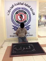 المتهم وامامه المضبوطات﻿