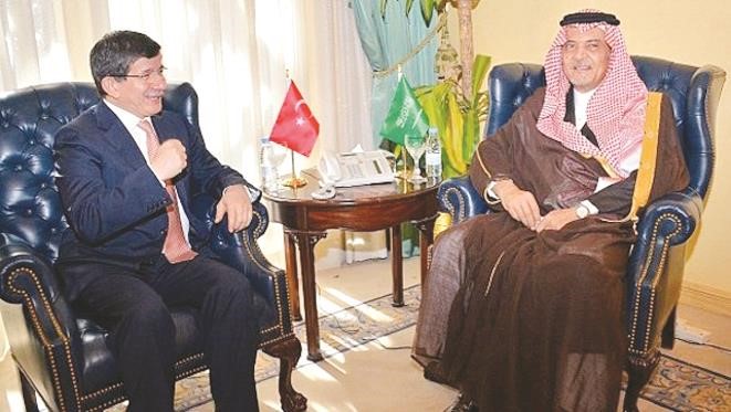 وزير الخارجية السعودي الامير سعود الفيصل مستقبلا نظيره التركي احمد داود اوغلو في المملكة امس 