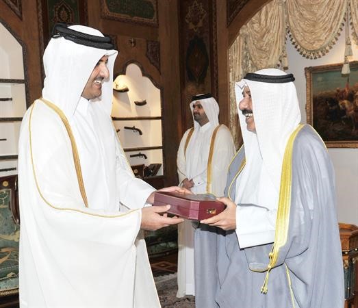  سمو الشيخ تميم بن حمد ال ثاني يمنح السفير علي الهيفي وشاح الاستحقاق