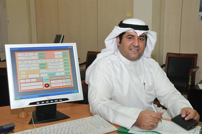 حسين السعيدي يملا استمارة ترشحه
