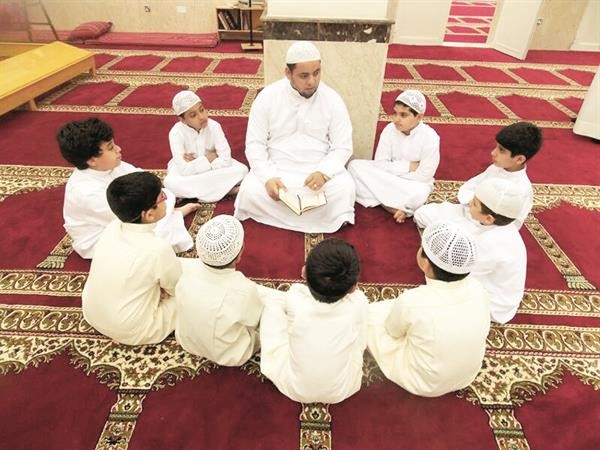 طلبة غراس يستمعون الى شيخهم
