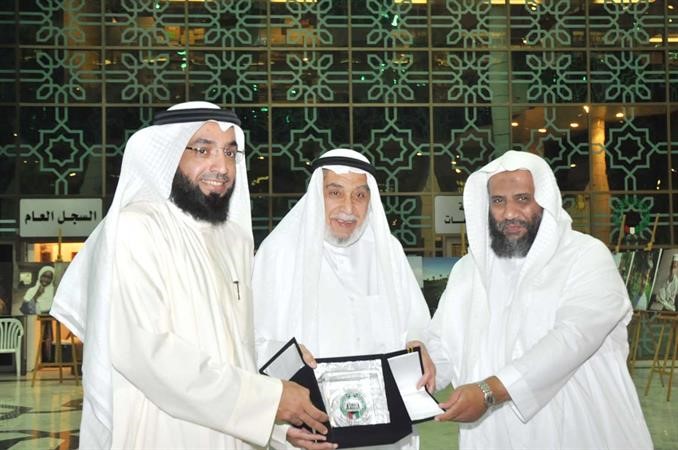 دخالد المذكور يكرم سالم الحمر
