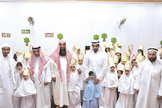 براعم الايمان يلتفون حول محفظيهم
