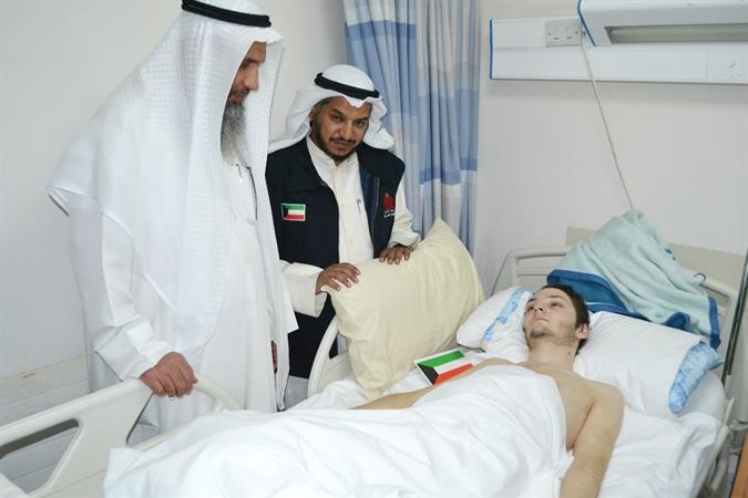دالعنجري يعايد مريضا