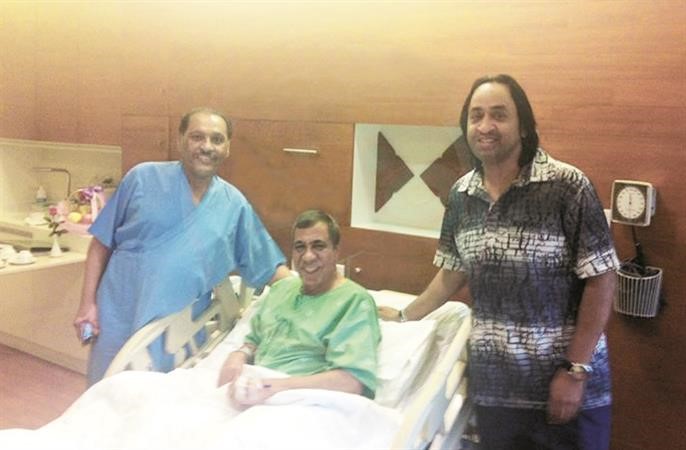 الفنان ولد الديرة والاعلامي خالد الراشد اثناء زيارتهما للاعلامي المخضرم محمد الويس في المستشفى