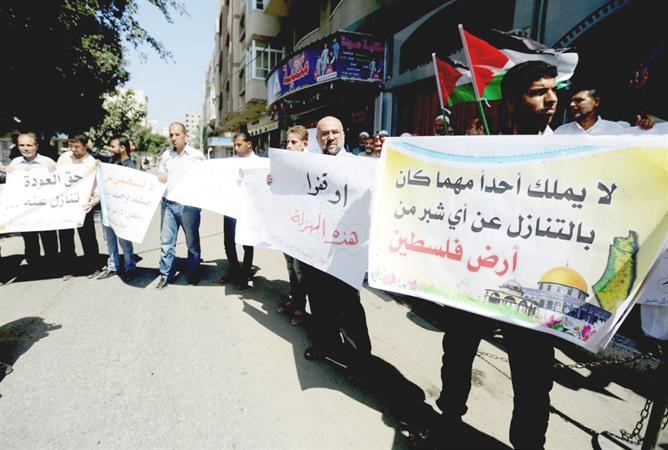 فلسطينيون يؤكدون تمسكهم بحق العودة خلال تظاهرة احتجاجية بغزة امس 	 افپ﻿