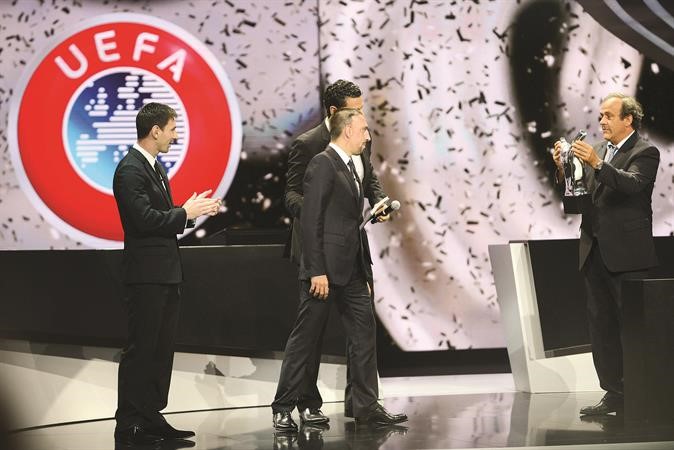 الفرنسي فرانك ريبيري متوجها لتسلم الجائزة من رئيس الاتحاد الاوروبي ميشيل بلاتيني ويبدو النجم ليونيل ميسي رويترز