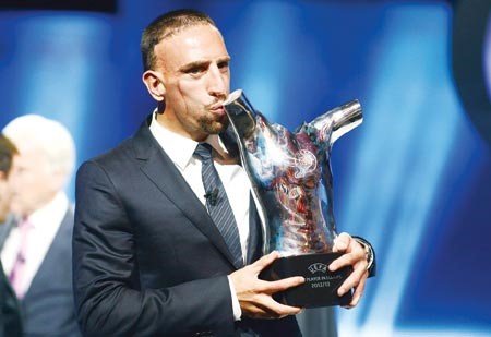 الفرنسي فرانك ريبيري يقبل كاس افضل لاعب في اوروبا لعام 2013 اب