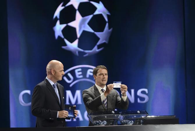 مهاجم منتخب انجلترا السابق مايكل اوين يشارك في سحب القرعة رويترز