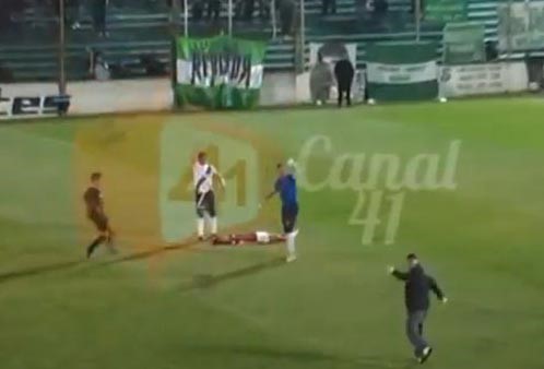 بالفيديو .. مصرع  لاعب أرجنتيني أثناء مباراة لفريقه أمام افراد عائلته